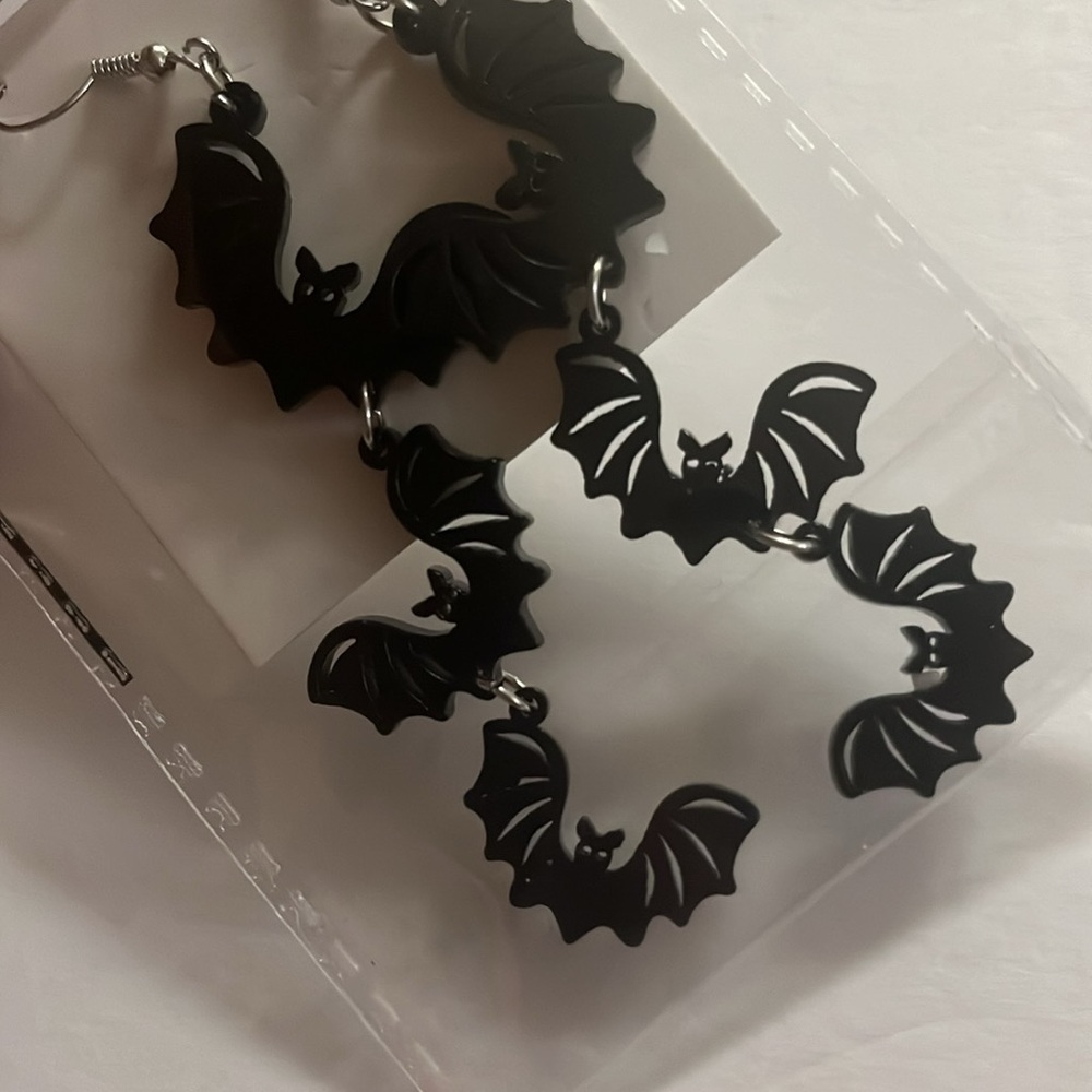 NWT Bat 🦇 earrings that dangles 3 large on top & smaller on the bottom, gothic